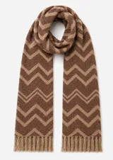 Bufanda de tejido de punto con diseño de rayas en zigzag en tonos marrón y beige, terminada con flecos en los extremos.