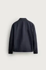 Cazadora regular fit de diseño ligero con patrón a cuadros en tonos azul marino y negro, confeccionada con mezcla de algodón y lino. Cuenta con cuello solapa, manga larga con puños abotonados, bolsillos de vivo en la cadera, detalles elásticos en los laterales del bajo y cierre frontal con cremallera de doble dirección.