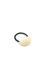 Colero para el pelo con elástico negro y detalle decorativo de pieza de acrílico en color crema con forma semicircular.