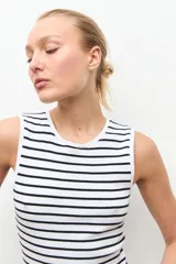 Top de canalé sin mangas, con cuello redondo y diseño a rayas horizontales blancas y negras.
