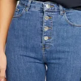Pantalón de jean skinny celeste de tiro alto con cinco botones.