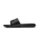 Chancletas Nike Victori One Slide de color negro, con tira ancha en el empeine que presenta el logo y la palabra "Nike" en blanco con relieve. Suela contorneada y texturizada para mayor agarre y comodidad.