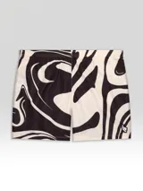 Short de baño negro con estampado abstracto en blanco y cintura elastizada.