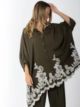 Maxi camisa color blanco de lino bordado con manga abullonada y calce amplio.