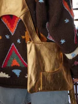 Chaleco color blanco de cuero con dos bolsillos a los lados con capacidad y bolsillos internos.