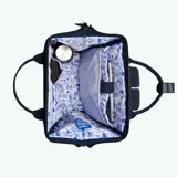 Mochila Cabaia modelo Adventurer Zurich color azul marino. Tiene sistema MOLLE para sujetar bolsillos, compartimento acolchado para tablet o PC, correa para sujetar a la maleta y tirantes acolchados antitranspirantes.