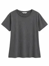 Remera básica de manga corta y cuello redondo, de corte recto y color gris melange oscuro con efecto lavado.