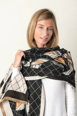 Pashmina rectangular grande color negro con estampado de rombos y hojas color marrón.