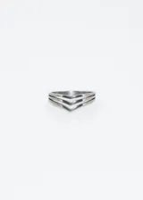 Anillo plateado de acero quirúrgico con diseño de tres bandas en forma de punta de flecha.