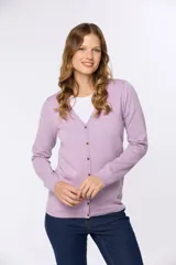 Saco tejido fino de hilo de algodón color beige, con cuello en V, cierre frontal con botones y puños acanalados.