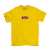 Remera de algodón color gris melange, con estampa pequeña en el centro del pecho que presenta el logo de la marca en colores rosa y verde.