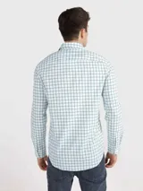 Camisa de hombre de manga larga con estampado de cuadros en tonos celeste y blanco.