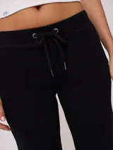 Pantalón deportivo tipo jogging color gris melange, confeccionado en 60% algodón y 40% poliéster, con cintura elástica ajustable con cordón y puños ajustados con cierre.