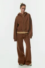 Pantalón deportivo de felpa con diseño acampanado, cintura elástica con cordón ajustable e interior cepillado suave.
