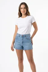 Short de denim color celeste, de tiro alto y corte clásico, con bolsillos delanteros y traseros.