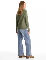 Polera de cuello alto confeccionada en tejido de punto fino, con mangas largas y detalle de tajo en los puños.