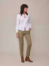 Camisa celeste a rayas verticales blancas, de manga 3/4 con puños arremangados y cuello clásico.