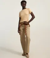 Blusa básica de cuello redondo y manga corta con detalle de dobladillo, confeccionada en tejido de viscosa con elastano.
