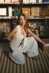 Pantalón negro de tiro alto y corte palazzo.