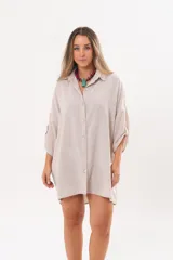 Vestido camisero beige de lino, con escote en V, cuello clásico, mangas tres cuartos regulables y cierre frontal de botones.