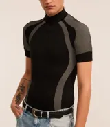 Remera negra ajustada al cuerpo, de cuello alto con cremallera y mangas cortas. Diseño seamless con estampa abstracta en tonos grises en hombros y laterales.