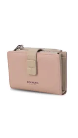 Billetera mediana de diseño compacto en color rosado, con cierre mediante presilla y compartimento adicional con cierre metálico. Presenta el logo de la marca grabado en el frente.