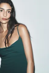 Vestido largo verde esmeralda de tirantes finos ajustables y escote fluido drapeado. Tiene forro interior y cierre trasero con gancho metálico.