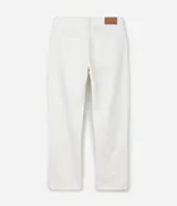 Pantalón de hombre color crudo, de corte recto, confeccionado en sarga de algodón. Cuenta con cintura con trabillas, cierre tradicional, bolsillos y etiqueta aplicada.