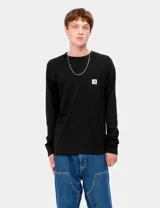 Remera de manga larga color negro, con cuello redondo y un bolsillo en el pecho izquierdo con etiqueta tejida de la marca Carhartt WIP.