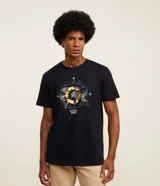 Remera negra de algodón con cuello redondo y manga corta. Estampa frontal con diseño de brújula y mapa del mundo en tonos dorados y blancos.