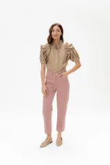 Camisa celeste de lino con cuello mao y mangas cortas abullonadas con volados. Cierre frontal con botones.