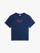 Remera de manga corta color azul marino de Tommy Hilfiger, con cuello redondo y corte regular. Presenta el logo gráfico de la marca bordado en el pecho en tono rojo y la bandera distintiva en la manga.