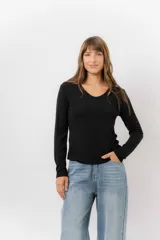 Remera de manga larga color beige, con escote redondo levemente abierto y calce regular. Confeccionada en tejido suave, liviano y con leve elasticidad.