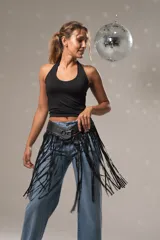 Musculosa negra con cuello halter y espalda descubierta.