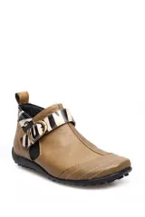 Bota baja de cuero color marrón, estilo botín con elásticos laterales y tira con hebilla metálica ajustable. Cuenta con costuras decorativas pespunteadas y suela de goma con relieve.