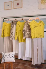 Pantalón de corte piyamero, con cintura ancha elastizada, bolsillos aplicados en la parte trasera y detalles en hilo al tono.