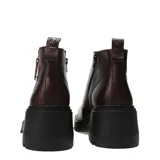 Bota de caña baja marca Bottero, confeccionada en cuero color bordó con textura granulada. Presenta cierre lateral metálico y suela track robusta de color negro con taco cuadrado.