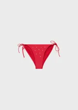 Top de bikini rojo con apliques metálicos.