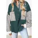 Sobre camisa de pana blanca con detalles en animal print en los bolsillos frontales y en las mangas. Presenta cuello inglés, cierre frontal con botones y corte holgado.