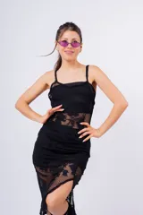 Vestido midi negro de encaje floral, con breteles finos y falda ajustada.