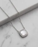 Collar de acero con dije cuadrado de nácar rodeado de circonias y cadena de eslabones finos.