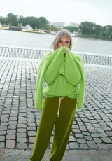 Sweater gris claro de lana, con cuello redondo y corte holgado.