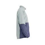 Campera deportiva New Balance Graphic Impact Run Packable, color gris claro y azul marino. Confeccionada en tejido de nailon resistente al viento y al agua, con cierre frontal completo, cuello alto y puños elásticos. Cuenta con un bolsillo plegable que permite guardar la chaqueta en una riñonera.