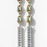 Pulsera dorada con doble diseño: una hilera de cristales claros y una cadena de eslabones originales.