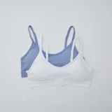 Pack de dos tops tipo bralette de tejido acanalado, uno en color blanco y otro en color azul. Presentan escote redondo, tirantes finos ajustables y diseño sin costuras.
