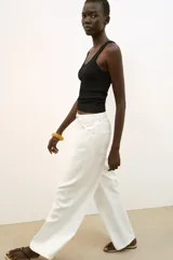Musculosa de punto rib color blanco, con escote redondo y diseño ajustado.