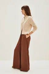 Pantalon de pierna ancha y tiro alto, con cintura elastizada y corte fluido.