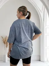 Remerón rosa con efecto acid wash, corte holgado y cuello redondo.