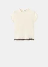 Camiseta cruda de manga larga con diseño ajustado, cuello redondo y terminaciones con ondas delicadas en contraste marrón en el cuello y el ruedo.