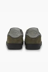 Championes de skate color verde oliva con detalles en gris y negro. Capellada de gamuza y malla, con suela de goma vulcanizada.